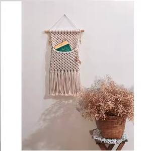 Vente en gros Tenture murale en macramé Boho, organisateur élégant en coton avec détails en bois pour rangement de chambre - Product Image 1