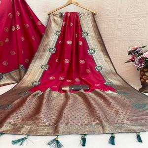 Sari de Seda Suave Banarasi VASTRA COTTAGE Kanchipuram con Pallu en Contraste, Sari de Seda Premium para Fiestas y Bodas - Product Image 2