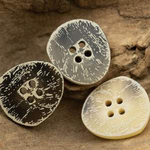 Boutons de veste en cuir vintage faits à la main de style animal en matériau de corne véritable rond à 4 trous de couleur brun foncé de haute qualité - Product Image 5