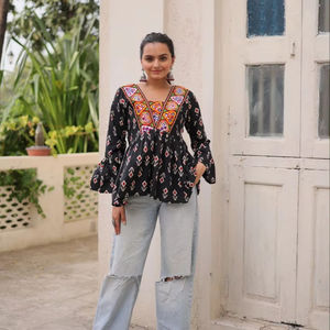 Hermosos conjuntos de Kurti con estampado de algodón puro con parche Kutchi-Top trasero con estampado de trabajo Dori para fiestas - Product Image 1