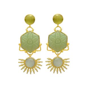 Pendientes colgantes de diseñador de tono dorado recién llegados con diseño único pendientes de latón de piedras preciosas hidroeléctricas verdes - Product Image 1