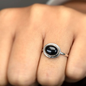 Anillo de ónix negro ovalado, joyería de piedras preciosas hechas a mano de plata esterlina, anillo de regalo elegante para mujer - Product Image 1