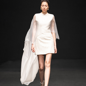 2025 Top Ventas AMI CUPRO LONG CAPE Longline Capa exterior Cupro Fabric 73% Cupro,27% Poliéster Ropa de mujer Whiteant - Product Image 4