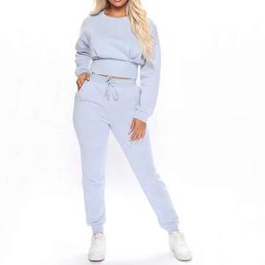 Vente en gros Ensemble de survêtements d'hiver imprimés pour femmes avec logo personnalisé OEM/ODM Sweat-shirt court et pantalon de jogging - Product Image 6