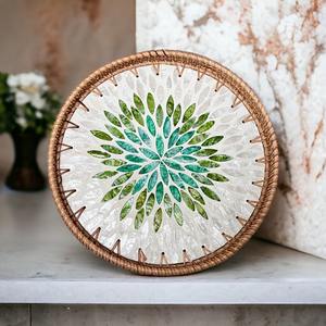 Bandeja Redonda de Nácar con Ratán, Diseño Floral Verde, Hecha a Mano, para Mesa, Ideal para Resorts, Venta al por Mayor, Ecológica - Product Image 4