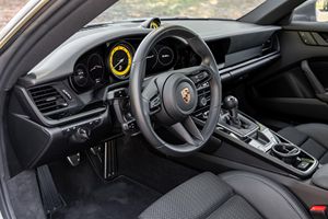 2023 911 Carrera T Coupé, boîte manuelle 7 vitesses, moteur 6 cylindres à carter plat biturbo, couleur argent métallisé GT - Product Image 4