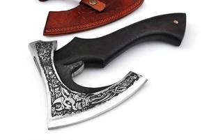 Hache de Bûcheron en Acier à Haute Teneur en Carbone Forgée à la Main, Personnalisable (OEM), Manche en Bois, Tête Barbe, 500mm, Fourreau en Cuir Nordique - Product Image 2