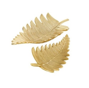 Plat décoratif en métal avec finition dorée améliorant les espaces intérieurs avec un design artistique moderne et brillant - Product Image 4