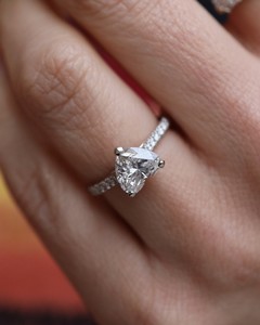 Bague solitaire en moissanite taille cœur de 8 mm avec bande pavée plaquée or blanc, bijoux fins romantiques pour fiançailles et mariage, vente en gros - Product Image 2