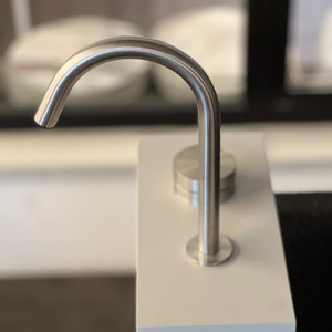 Grifo Mezclador de Lavabo de Pared CEA Design GIO695 de Acero Inoxidable con Perilla de Control Moleteada para Baños Profesionales - Product Image 5