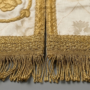 Vestimenta Litúrgica Premium con Hilo Metálico Dorado Zardozi, Cubierta de Altar de Iglesia Bordada a Medida en Satén Blanco, para Primavera, Verano e Invierno - Product Image 4