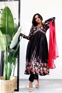 Dernier Designer Faux Georgette Chiffon Imprimé Femmes Indiennes Naira Cut Kurti Set Prix Abordable 2024 Collection - Product Image 3