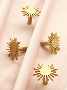 Bouton de porte design en laiton de style antique avec motif floral adapté aux armoires et tiroirs de meubles vintage d'Inde - Product Image 2