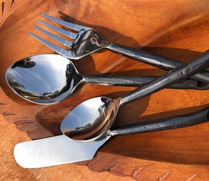 ชุดช้อนส้อมโลหะปลอมพร้อมที่จับสีดำแบบเรียบง่าย - Product Image 3
