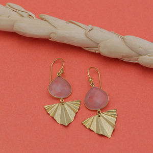 DUA Boucles d'oreilles pendantes en quartz rose plaqué or 18 carats faites à la main Bijoux de mariage tendance en laiton - Product Image 1