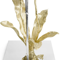 Sculpture de fleur d'orchidée élégante et moderne en or et argent, art floral décoratif en métal sur socle en marbre pour la décoration intérieure de luxe