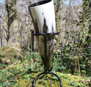 Vikingo 200-300ml Cuerno de buey genuino Cuerno para beber Soporte de hierro seguro para alimentos Logotipo personalizado Recuerdos Técnica pulida Estilo animal - Product Image 2