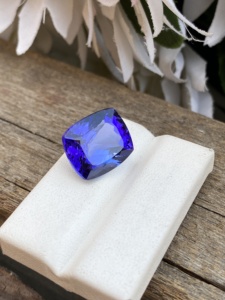Pierre précieuse tanzanite naturelle certifiée 15.69 carats grande taille coussin coupe Zoisite pierre précieuse en vrac avec loupe propre pour bijoux - Product Image 4