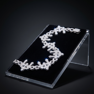 Bracelet de luxe à maillons infinis pavés de diamants, avec fermoir pliant, en or blanc et micro-pavé, bijou sculptural affirmé - Product Image 1