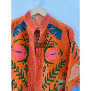 Venta al por mayor algodón Suzani chaqueta de terciopelo uzbeko bordado a mano patrón floral Unisex hecho a mano abrigo para las mujeres para la temporada de invierno - Product Image 3