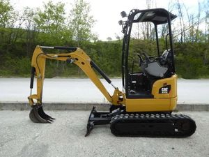 LIVRAISON GRATUITE pour la mini-excavatrice Catterpillar -301.7D CR, moteur diesel 17,7 CV, ROPS ouvert, homologuée EPA CE, avec pince hydraulique JCB - Product Image 2
