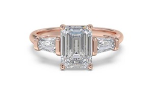 Anillo Trilogía Único con Esmeralda y Corte Baguette, Diamante Cultivado en Laboratorio de 0.75 Ct en Platino, Venta al Por Mayor Directa del Fabricante - Product Image 2
