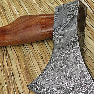 Hache à long manche en acier de Damas à tête large, acier à motif artisanal avec manche en bois classique pour le camping en plein air et l'aventure - Product Image 6