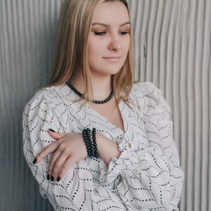 Pulsera de shungita con 19 cuentas redondas pulidas de 0,39 pulgadas (10 mm) en banda elástica, talla 16-17 - Product Image 5