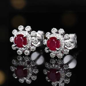 Boucles d'oreilles en or 18 carats avec rubis naturel 0,92 carat rouge sang de pigeon incrusté de 56 diamants taille brillant, bijoux fins de luxe - Product Image 1