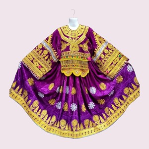Robe de mariée ultra longue de luxe en soie afghane marron, fortement brodée avec des motifs miroir et des pièces de monnaie métalliques traditionnelles, volume complet - Product Image 6