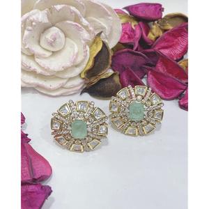 Hermosos pendientes de tuerca con acabado dorado de la mejor calidad, con piedras cuadradas Kundan y diseño floral, para mujeres y niñas, para un look de noche, colección para fiestas. - Product Image 1