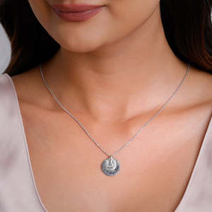 Collar de nombre de monedas en capas de plata personalizado de GIVA Jewelry, accesorio de moda - Product Image 3