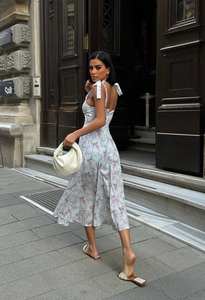 Robe midi d'été élégante et décontractée à fleurs avec bretelles à nouer aux épaules, en tissu satiné léger, pour le quotidien ou la plage - Product Image 2