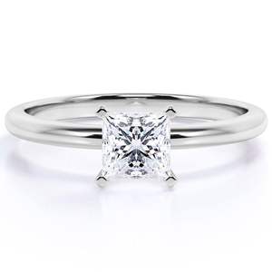 Bague de fiançailles en moissanite solitaire de coupe princesse en or blanc 18 carats sur argent - Product Image 4