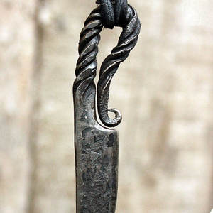 Colgantes de cuchillo de acero al carbono hechos a medida más vendidos, precio al por mayor, dijes de joyería de acero inoxidable y piedra - Product Image 2