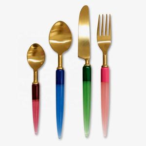 Ensemble de couverts de table en résine couleur pêche avec poignée en or poli miroir, pour table avec quatre pièces, design unique en terrazzo - Product Image 6