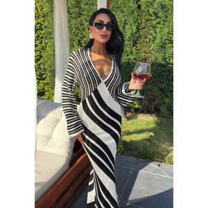 Robe col en V 2846 à rayures diagonales, taille naturelle, lavable - Product Image 5