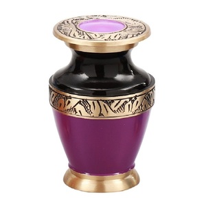 Urnes de crémation souvenir en laiton avec bande de gravure urnes funéraires en métal fini de couleur or et violet noir pour cendres humaines - Product Image 1