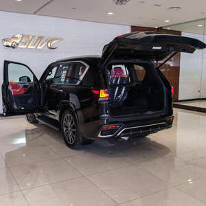SUV Familiar LX 600 F Sport con Interior de Cuero Oscuro, Tracción en las Cuatro Ruedas, Volante a la Izquierda, Techo Panorámico - Product Image 3