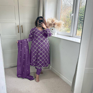 Salwar Kameez de Georgette Lavanda de Diseñador, con Bordado de Lentejuelas, Estilo Indio-Pakistaní, para Bodas, Festivales y Fiestas Tradicionales - Product Image 1