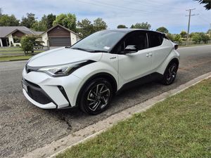 Excelente Auto Usado 2023 Toyota C-HR Limited 1.8P HV ECVT FWD SUV Listo para Enviar - Product Image 1