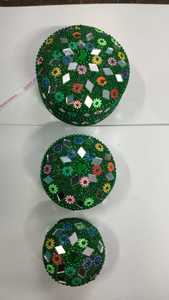 Piluliers bijoux sur mesure avec verre et perles embellissements disponibles à partir de taille 1 pouce, pour une utilisation comme faveurs de mariage - Product Image 4