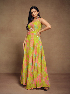 Achetez maintenant des robes Anarkali longues, richement brodées, aux couleurs vives, pour réceptions et fêtes, pour femmes, style indien, à bas prix. - Product Image 3