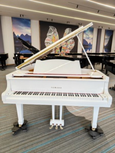 Piano à queue Yamaha G2 blanc, 88 touches lestées, style classique, pour un jeu professionnel, montage au sol, plancher de sonorisation en bois massif - Product Image 5