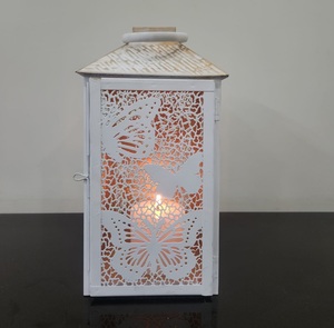 Lanterne de jardin extérieure de conception de maison agréable avec support en métal durable de motif de papillon blanc pour le support de bougie de Noël et de pilier - Product Image 3