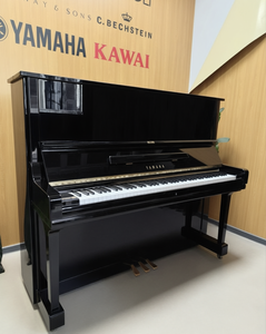 Piano droit Yamaha U3M d'occasion, acoustique, noir poli, remis à neuf, haute qualité, durable, professionnel, U1 U2 U3 - Product Image 1