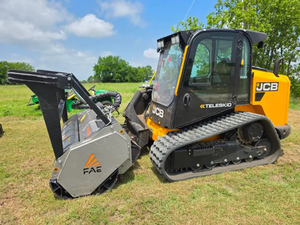 Chargeuse télescopique JCB 3TS-8T d'occasion à prix abordable avec flèche télescopique, godet de terrassement DB84 et broyeur forestier FAE - Product Image 4
