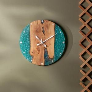 Horloge murale en résine coulée à la main avec de superbes motifs tourbillonnants dans les tons bleu océan - Product Image 1