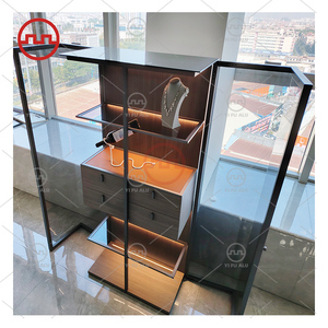 Eine Wertvolle Vitrine: Das <span class=keywords><strong>Ala</strong></span>-Schränkchen mit Reflektierenden Glastüren - Ein Schrank mit Überraschender Ästhetik - Product Image 3