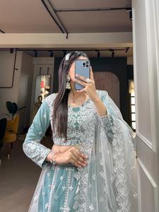 Trabajo de bordado de lentejuelas de red pesada con costura con lienzo y lata-Can Lehenga Choli para mujer venta en línea - Product Image 4